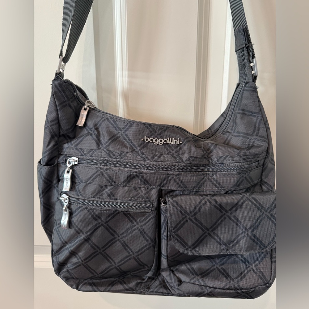 Baggallini Everywhere grey/black Diamond pattern Crossbody Bag, new.
